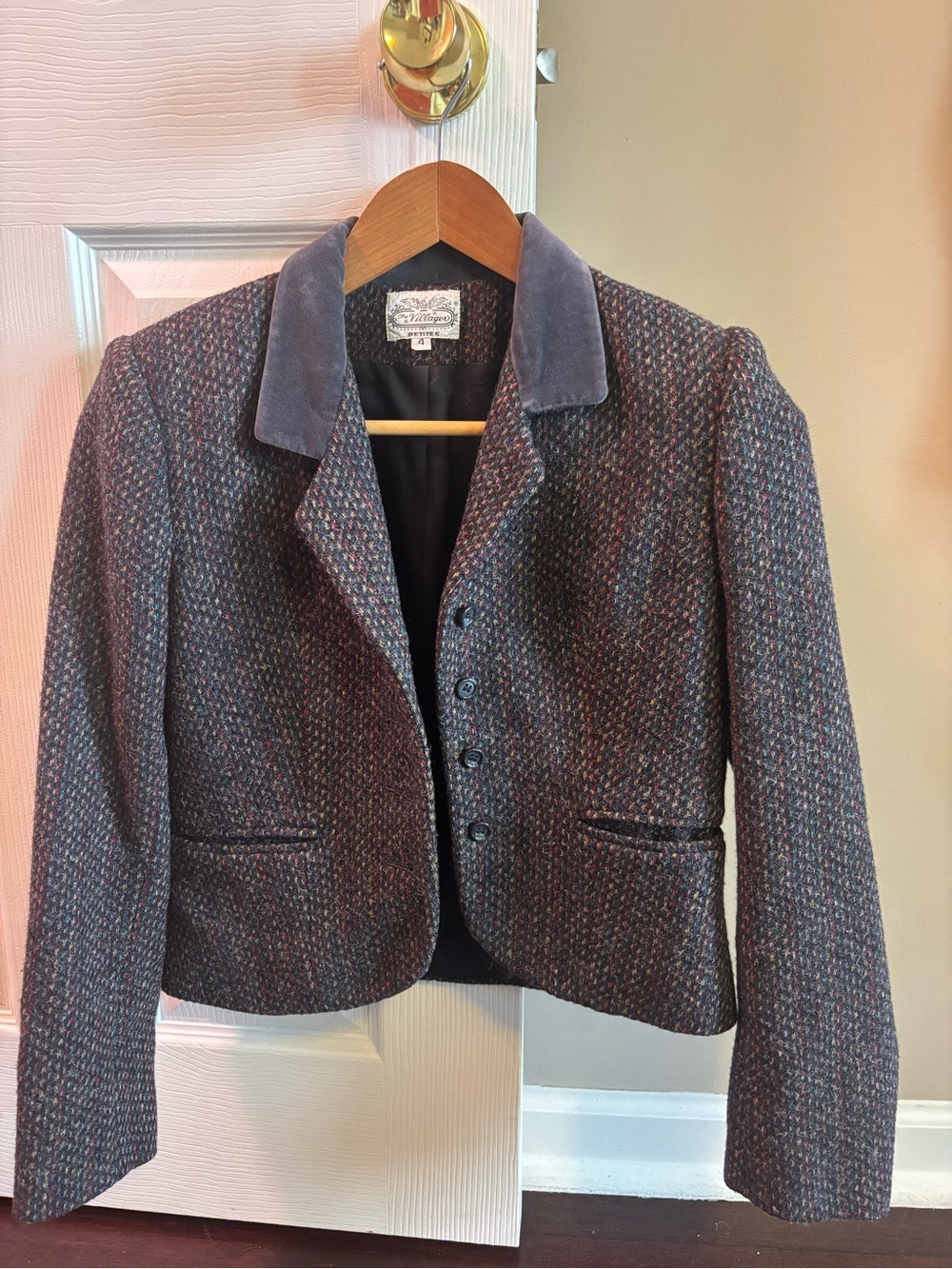 Classic Women's Short Tweed Blazer with Velvet Collar